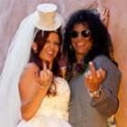 Slash renova os votos com a esposa no estilo mais rock n' roll possível