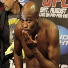 anderson_silva_perde_finalizado_com_uma_tesoura_voadora