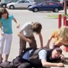 gangue_de_criancas_espancam_policial_em_plena_luz_