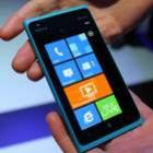 Nokia Lumia 900 é testado com pregos e martelo