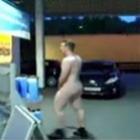 cara_de_pau_abastece_carro_com_a_mangueira_de_fora