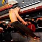 bar_chines_mostra_homem_suspenso_por_ganchos_para_atrair_clientes