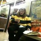 Mulher cochila na hora em que vai comer um cachorro quente dentro de um metrô