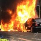 Carro pega fogo e chamas atingem outros dois veículos, em Goiânia