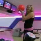 mulher_consegue_fazer_o_lance_mais_bizarro_no_boliche_de_todos_os_tempos