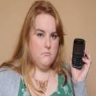 com_doenca_rara_mulher_cai_no_chao_sempre_que_o_celular_toca