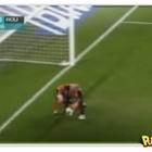 goleiro_senta_na_bola_e_faz_gol_contra_bizarro