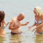 pegadinha_da_vitima_que_solta_pum_embaixo_dagua_ao_lado_de_duas_belas_mocas_