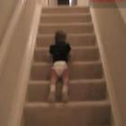 Bebê transforma escada em tobogã, vídeo