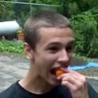 jovem_machao_resolveu_comer_uma_pimenta_habanero_inteirinha