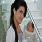 cantora_aline_barros_apresenta_a_recemnascida_maria_catherine