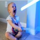 Vídeo fofo de domingo: Bebê usando sabres de luz 