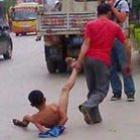 Chinês arrasta o filho pelado por ruas como punição por desobediência