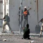 Combatente líbio é flagrado tocando violão em meio a troca de tiros 