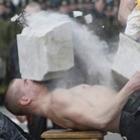 Soldado ‘machão’ quebra concreto sobre o peito e pedaço atinge rosto