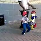 Que bruxaria é essa? Marionetes dão show com música africana!