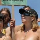 Mulheres protestam para sair sem sutiã em público