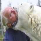 Mark Dumas, o único homem do mundo que pode deitar e rolar com um urso polar!
