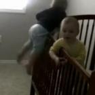 Bebê fujão escapa do berço