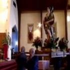 Velhinho derruba estátua de santo na igreja!