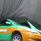 Taxista tem o carro esmagado por toneladas de macarrão instantâneo