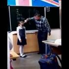 Menina da uma lição em professor na frente de toda turma!