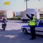 veja_o_que_acontece_quando_o_guarda_pede_ao_motoqueiro_para_parar