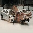 Crash teste entre carro antigo e carro novo