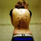 homem_traido_faz_tatuagem_de_fezes_nas_costas_da_namorada