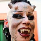 Mulher vampiro com dezenas de tatuagens e implantes no seu corpo