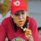 mulher_que_pesa_menos_de_50_kg_come_181_asas_de_frango_em_12_minutos