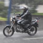 como_andar_de_moto_na_chuva