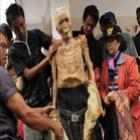 Ritual na Indonésia tem limpeza de túmulos e troca de roupa de múmias