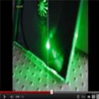 Experiência mostra que o laser verde é capaz de furar uma embalagem de plástico