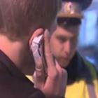 parado_pela_policia_motorista_faz_&lsquo;telefonema&rsquo;_com_maco_de_cigarros