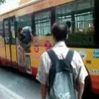 saindo_do_onibus_como_um_chefe