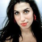 Amy Winehouse antes e depois das drogas