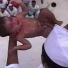 Indianos peitam proibição e jogam bebês de cima do muro