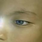 garoto_com_olhos_de_gato_consegue_enxergar_na_escuridao