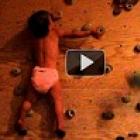 bebe_escalando_uma_parede_