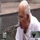  Com 91 anos, veterano de guerra puxa carro de 1,5 tonelada com os dentes