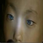 olhos_azuis_de_chines_brilham_no_escuro