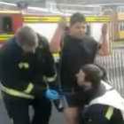 gordo_entala_em_balanco_e_precisa_dos_bombeiros