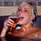 cervejaria_oferece_banho_de_cerveja_aos_clientes
