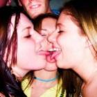 homens_estragando_fotos_de_garotas_se_beijando_60_imagens