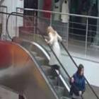 video_de_mulher_subindo_escada_rolante_pela_descida_vira_fenomeno
