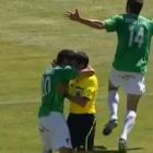 jogador_comemora_gol_abracando_o_arbitro