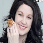 hamster_fugitivo_obriga_dona_a_desmontar_carro_para_encontalo