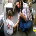 mae_ensinando_filha_de_2_anos_a_montar_e_desmontar_um_fuzil