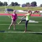 o_tombo_da_cheerleader_loira_durante_treinamento_de_acrobacias